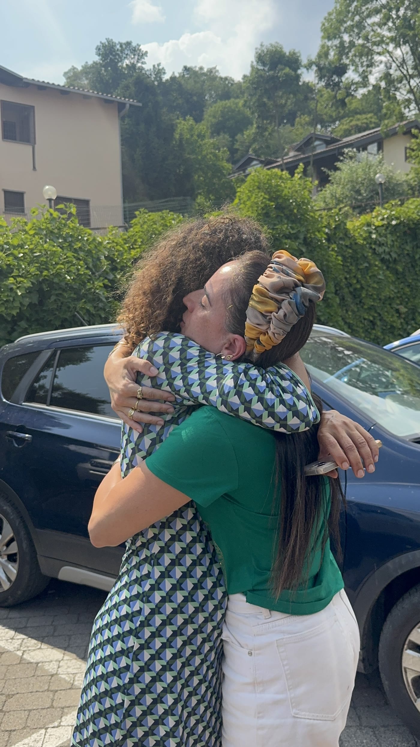 חיבוק בין משתתפות במסע